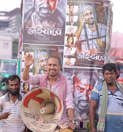 গল্পে হিরো রাসেল মিয়া“ভাইয়ারে”সিনেমার প্রচারণায় ভ্যান চালিয়ে রাজপথে ঘুরছেন