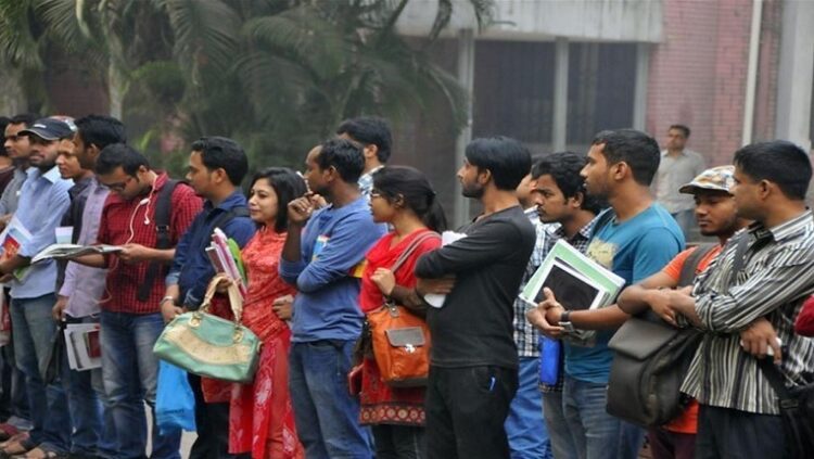 সরকারি চাকরিতে আবেদন ফি বাড়ল