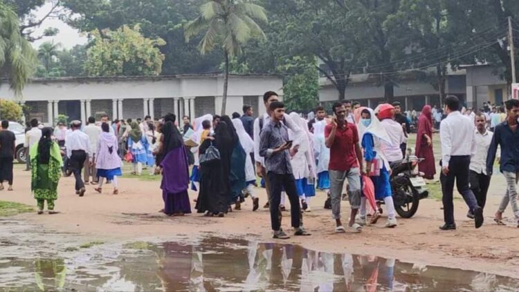 পরীক্ষা কেন্দ্রে থেকে পালিয়ে গেল ৭ পরীক্ষার্থী