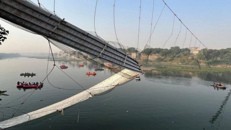 গুজরাটে সেতু ছিঁড়ে নিহত বেড়ে ১৪১