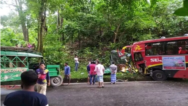 রাঙ্গুনিয়ায় বাস ও চাঁদেরগাড়ির মুখোমুখি সংঘর্ষে আহত ২৫