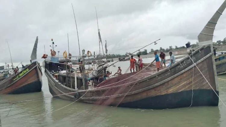 আজ মধ্যরাতে শেষ হচ্ছে ইলিশ ধরার নিষেধাজ্ঞা