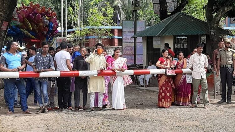 দুর্গাপূজা উপলক্ষে হিলি সীমান্তে দুই বাংলার মিলন-মেলা!