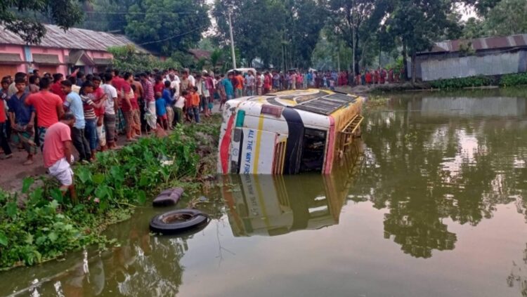 কুড়িগ্রামে বিয়ের দাওয়াত খেতে গিয়ে বাস পুকুরে ১০জন আহত!