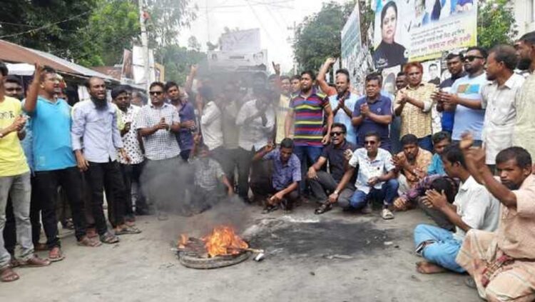 গাইবান্ধায় নির্বাচন বন্ধের প্রতিবাদে রাস্তায় টায়ার পুড়িয়ে বিক্ষোভ!