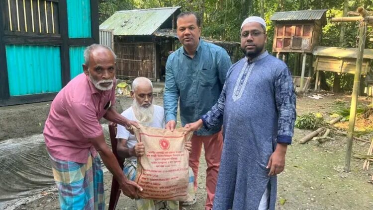 ঘূর্ণিঝড় সিত্রাং এ ক্ষতিগ্রস্ত পরিবারের পাশে ইউপি চেয়ারম্যান!