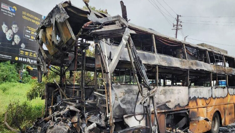 ভারতের মহারাষ্ট্রে বাসে আগুন লেগে ১১ জনের মৃত্যু