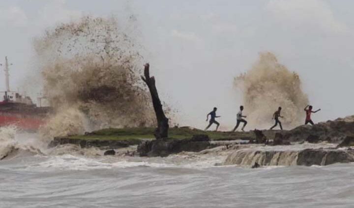 বঙ্গোপসাগরে গভীর নিম্নচাপ, ৫ ফুটেরও বেশি উঁচু জলোচ্ছ্বাসের শঙ্কা