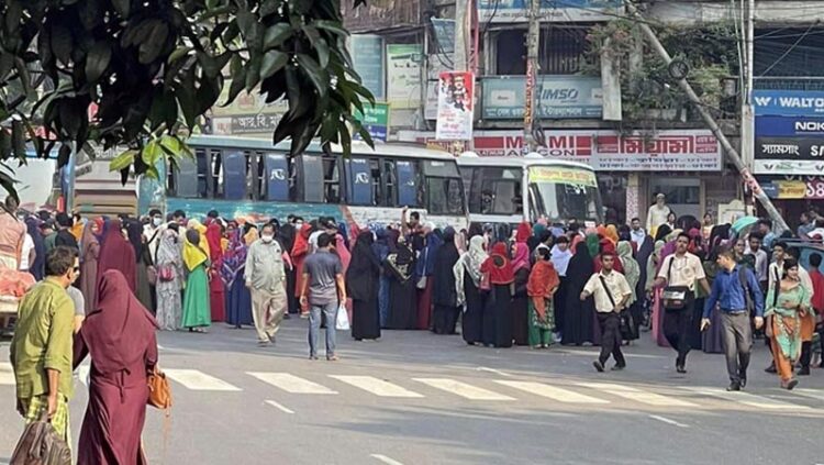 মতিঝিলে গার্মেন্টস শ্রমিকদের সড়ক অবরোধ