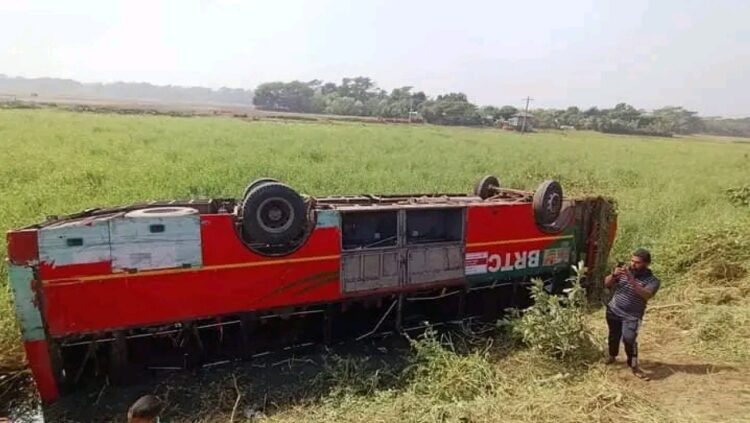 শরীয়তপুরে বিআরটিসি বাস উল্টে খাদে,আহত ২৫”