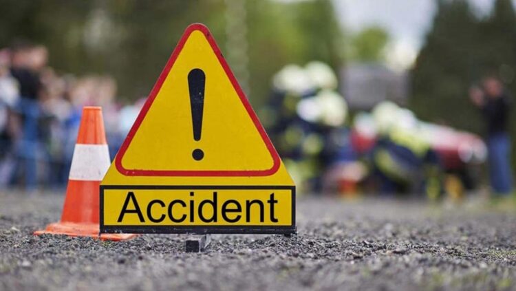 লোহাগাড়ায় গাছের সঙ্গে পিকনিক বাসের ধাক্কা, নিহত ২!