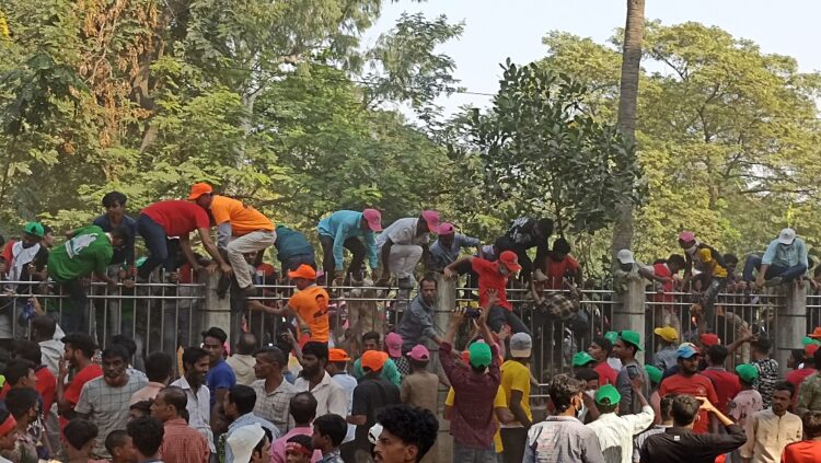যুবলীগের সমাবেশে হাজিরা দিয়েই চলে যাচ্ছেন অনেকে!