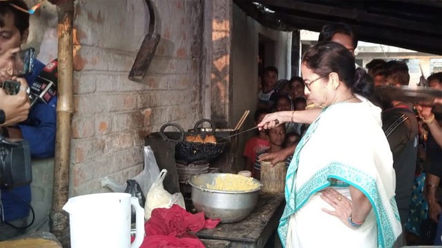 রাস্তার পাশের দোকানে চপ ভাজলেন মুখ্যমন্ত্রী, বিক্রি হাজার টাকা!