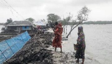 জলবায়ু পরিবর্তনে স্বাস্থ্য ঝুঁকির শিকার হচ্ছে উপকূলের নারী ও কিশোরীরা!