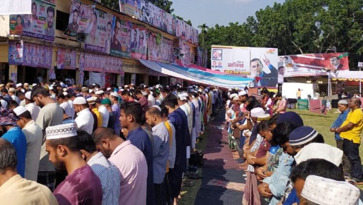 সমাবেশের মাঠেই বিএনপি নেতাকর্মীদের জুমার নামাজ আদায়!
