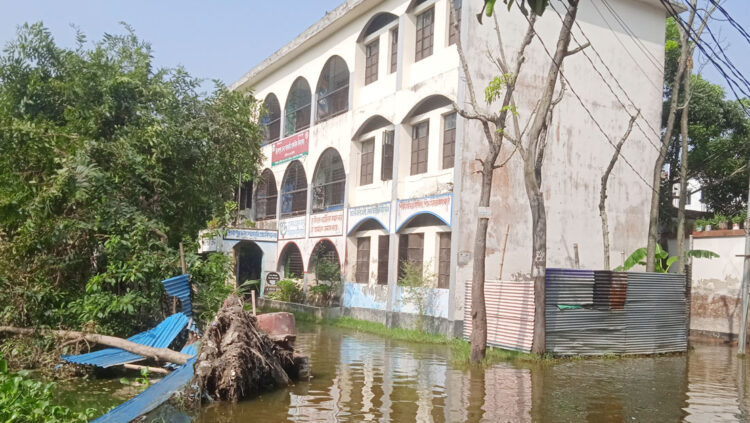 পানিতে ডুবে আছে স্কুলের চারপাশ, বিপাকে শিক্ষার্থীরা!