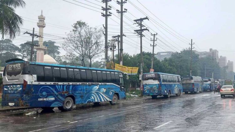 সেলফী পরিবহনের ২৫ বাস আটক করলেন জাবি শিক্ষার্থীরা