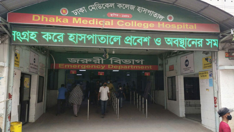 সায়দাবাদে এক বাসের চাপায় অন্য বাসের হেলপার নিহত