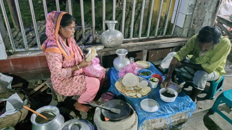 আমতলীতে শীত মৌসুমের পিঠা বিক্রির ধুম