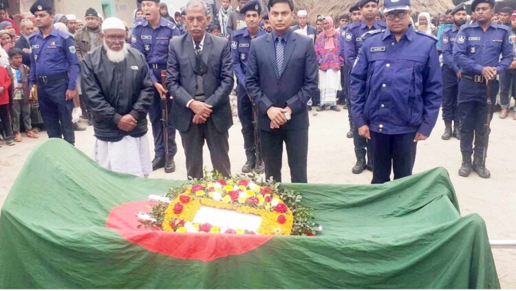 নওগাঁর নিয়ামতপুরে বীর মুক্তিযোদ্ধা আব্বাস আলীর রাষ্ট্রীয় মর্যাদায় দাফন সম্পন্ন