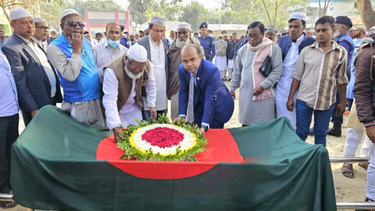 জয়পুরহাটে রাষ্ট্রীয় মর্যাদায় বীর মুক্তিযোদ্ধা মোফাজ্জল হোসেনের দাফন সম্পন্ন