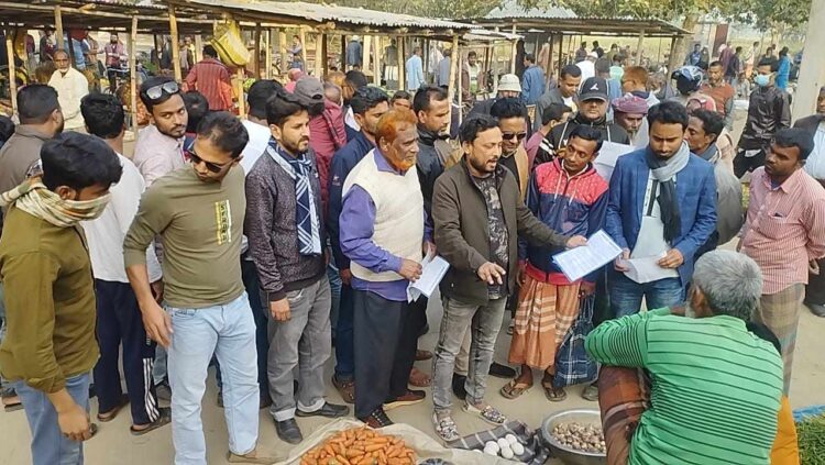 অসহযোগ আন্দোলনের সমর্থনে জয়পুরহাটে বিএনপির লিফলেট বিতরণ