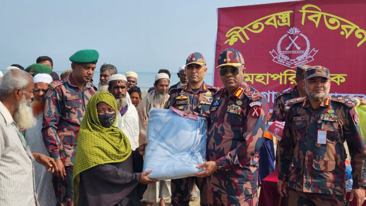 মিয়ানমার সীমান্তে বিজিবির শীতবস্ত্র বিতরণ