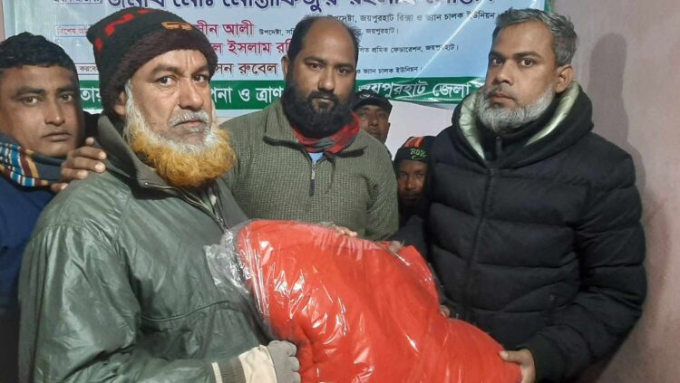 জয়পুরহাটে রিক্সা ও ভ্যান চালক ইউনিয়নের সদস্যদের মাঝে কম্বল বিতরণ