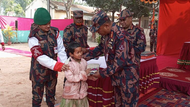 দিনাজপুরে অসহায় ও দরীদ্র মানুষের মাঝে বিজিবির শীতবস্ত্র বিতরণ