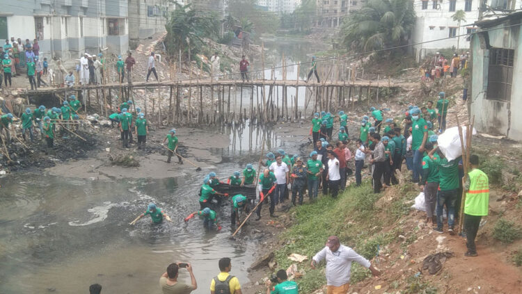 পনেরোশত স্বেচ্ছাসেবী নিয়ে খালে মেয়র আতিক