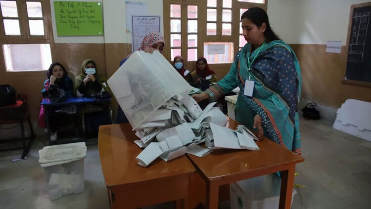 ফল ঘোষণা শুরু, এগিয়ে ইমরান খানের দলের স্বতন্ত্ররা