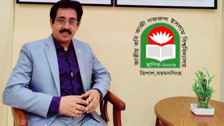 একুশে বইমেলায় নজরুল বিশ্ববিদ্যালয়ের স্টল, প্রশংসায় ভাসছেন উপাচার্য