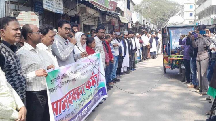 আমতলীতে সাংবাদিকের বিরুদ্ধে মিথ্যা মামলা প্রত্যাহারের দাবীতে মানববন্ধন