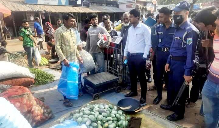 জয়পুরহাটে ম্যাজিস্ট্রেট কে দেখে কমে গেল বেগুন ও আদার দাম