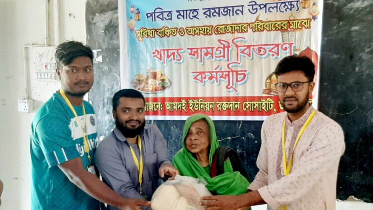 জয়পুরহাটে আমদই ইউনিয়ন রক্তদান সোসাইটির পক্ষ থেকে খাদ্য সামগ্রী বিতরণ