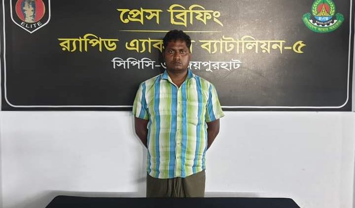 জয়পুরহাটের পাঁচবিবি থেকে ৩টি শুটারগানসহ ১ জন আটক