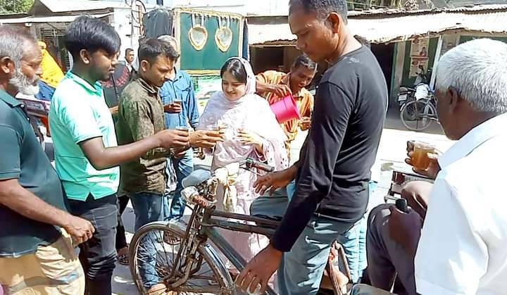 পাঁচবিবিতে তৃষ্ণার্ত মানুষদের শরবত পান করালেন মানবিক কন্যা শিখা