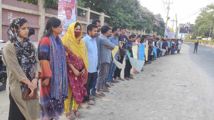 চাকরিতে বয়সসীমা ৩৫ করার দাবিতে বেরোবি  শিক্ষার্থীদের মানববন্ধন