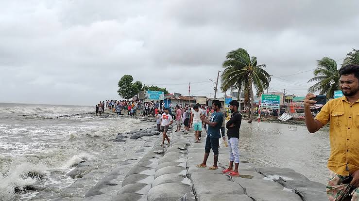 ঘূর্ণিঝড় রেমাল দেখতে সাগরপাড়ে পর্যটকদের ভিড়