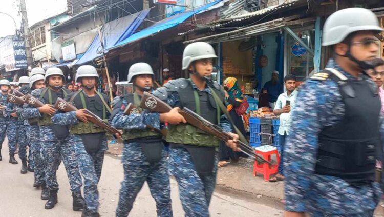 বরগুনায় মানুষের মাঝে আস্থা ফেরাতে নৌ বাহিনীর বাজার মনিটরিং