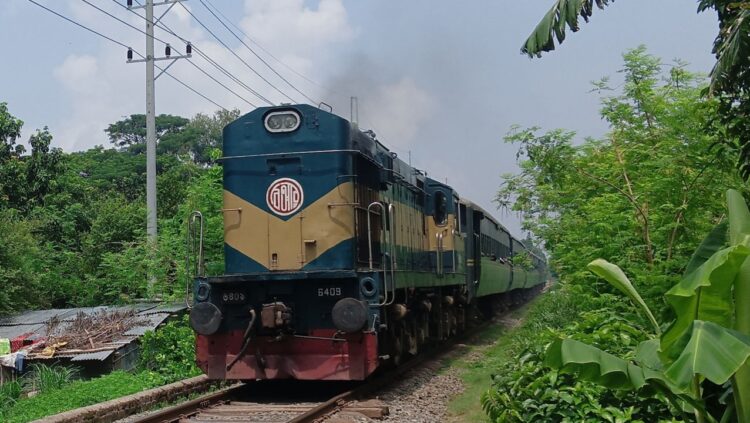 ১০ দিন পর শুরু হলো যাত্রীবাহী ট্রেন চলাচল