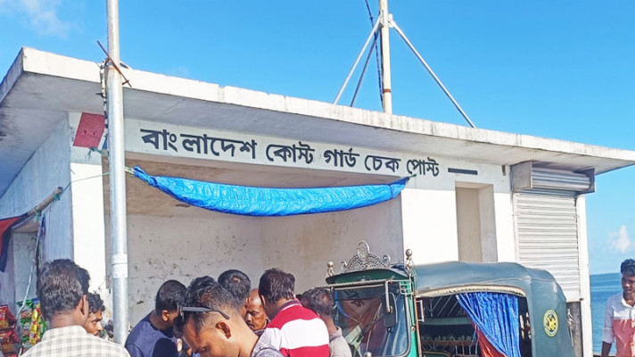 ৬০ বাংলাদেশিকে ধরে নিয়ে গেল মিয়ানমার নৌবাহিনী