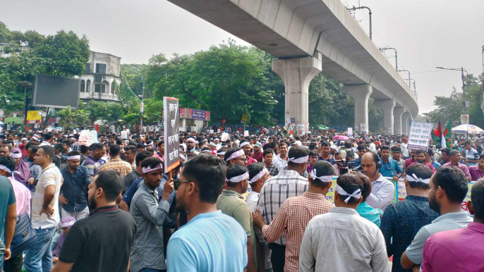 জাতীয়করণের দাবিতে আউটসোর্সিং কর্মীদের শাহবাগ অবরোধ