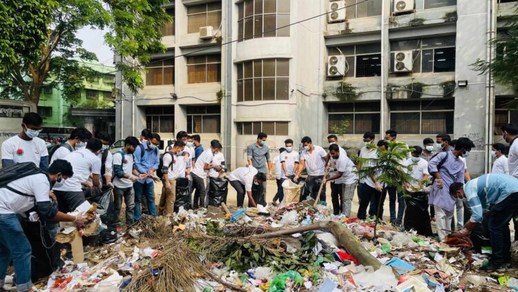 জবি ছাত্রদলের তত্ত্বাবধানে আবর্জনার স্তুপ অপসারণ ও বৃক্ষরপোন