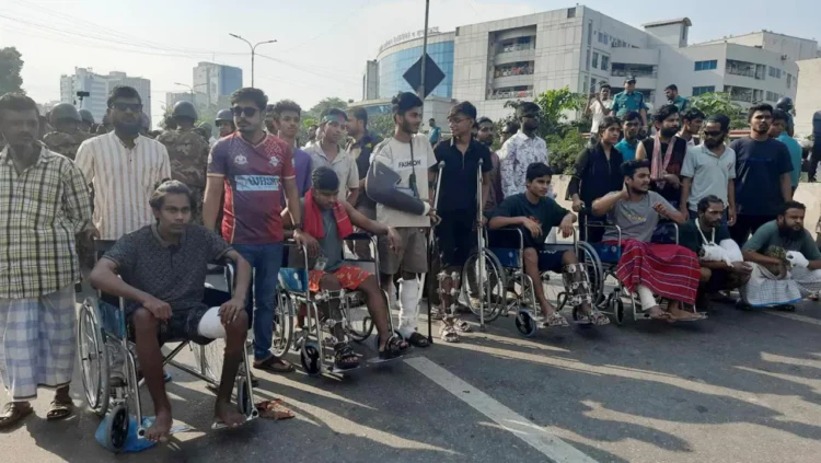 হুইলচেয়ার নিয়ে রাস্তায় আহতরা, অপেক্ষা উপদেষ্টাদের জন্য