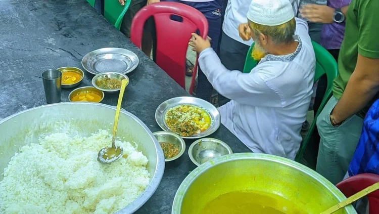 চবিতে খাবারে শামুক, ম্যানেজারকেই খাওয়ালেন শিক্ষার্থীরা