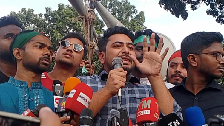 জবি শিক্ষার্থীদের দাবি পূরণের প্রতিশ্রুতি উপদেষ্টা নাহিদের