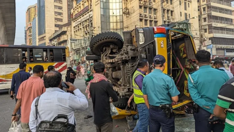 রাজধানীর পল্টনে বাস-ট্রাক সংঘর্ষে নিহত ১