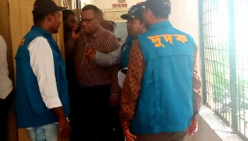 দুদকের আকস্মিক অভিযান: বীরগঞ্জ হাসপাতালে দুর্নীতির চিত্র উন্মোচিত