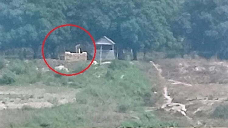 চাঁপাইনবাবগঞ্জের ভোলাহাট সীমান্তে বিএসএফের বাঙ্কার নির্মাণ